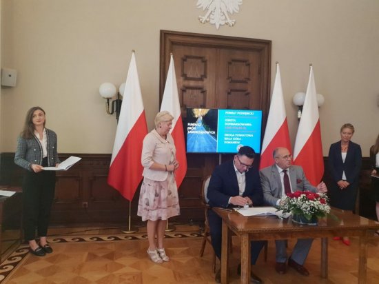 Uroczyste podpisanie umowy na remont drogi Biała Góra – Domaniew i Domaniew
