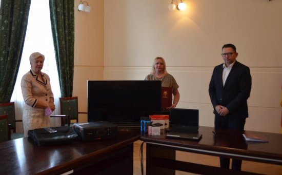 Sprzęt komputerowy z oprogramowaniem i sprzęt multimedialny trafią do rodzin zastępczych z terenu Powiatu Poddębickiego